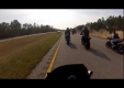 Водитель Volvo S60 пытается догнать мотоциклистов по траве, но…